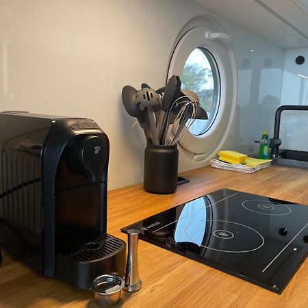 Modernes Festliegendes Hausboot Mit Grosszuegiger Dachterrasse Und Ruderboot Ξενοδοχείο Röbel Εξωτερικό φωτογραφία