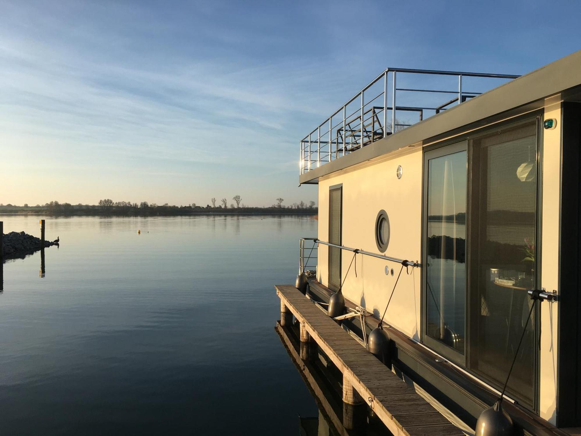 Modernes Festliegendes Hausboot Mit Grosszuegiger Dachterrasse Und Ruderboot Ξενοδοχείο Röbel Εξωτερικό φωτογραφία