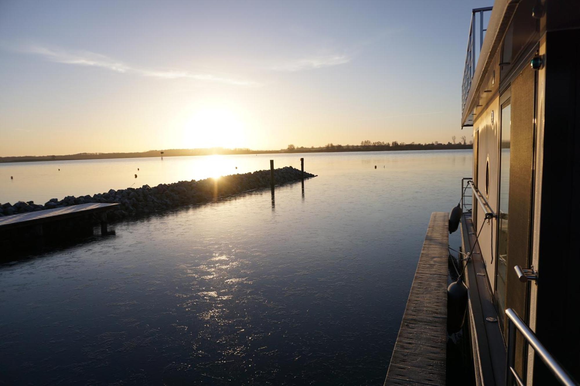 Modernes Festliegendes Hausboot Mit Grosszuegiger Dachterrasse Und Ruderboot Ξενοδοχείο Röbel Εξωτερικό φωτογραφία