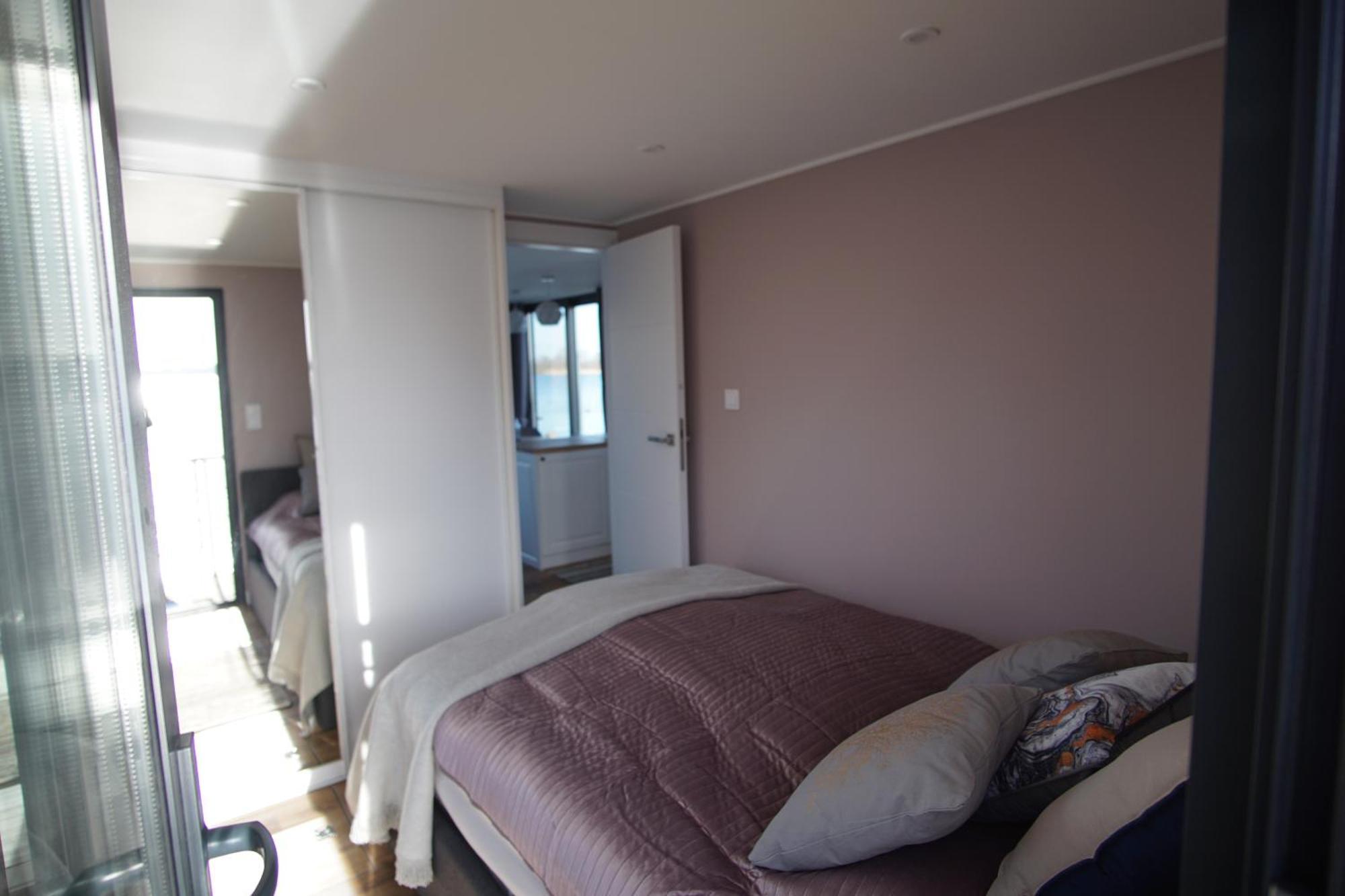 Modernes Festliegendes Hausboot Mit Grosszuegiger Dachterrasse Und Ruderboot Ξενοδοχείο Röbel Εξωτερικό φωτογραφία