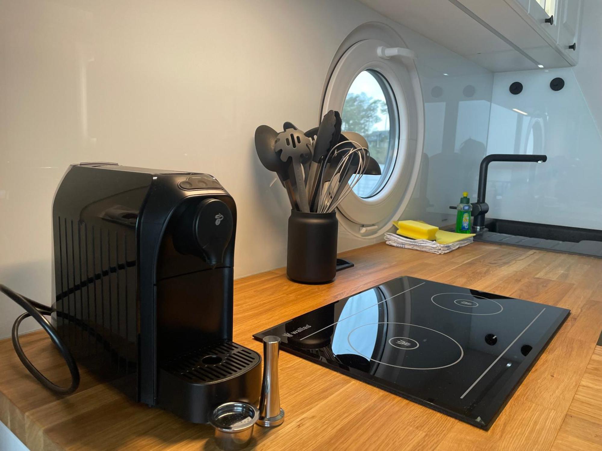 Modernes Festliegendes Hausboot Mit Grosszuegiger Dachterrasse Und Ruderboot Ξενοδοχείο Röbel Εξωτερικό φωτογραφία