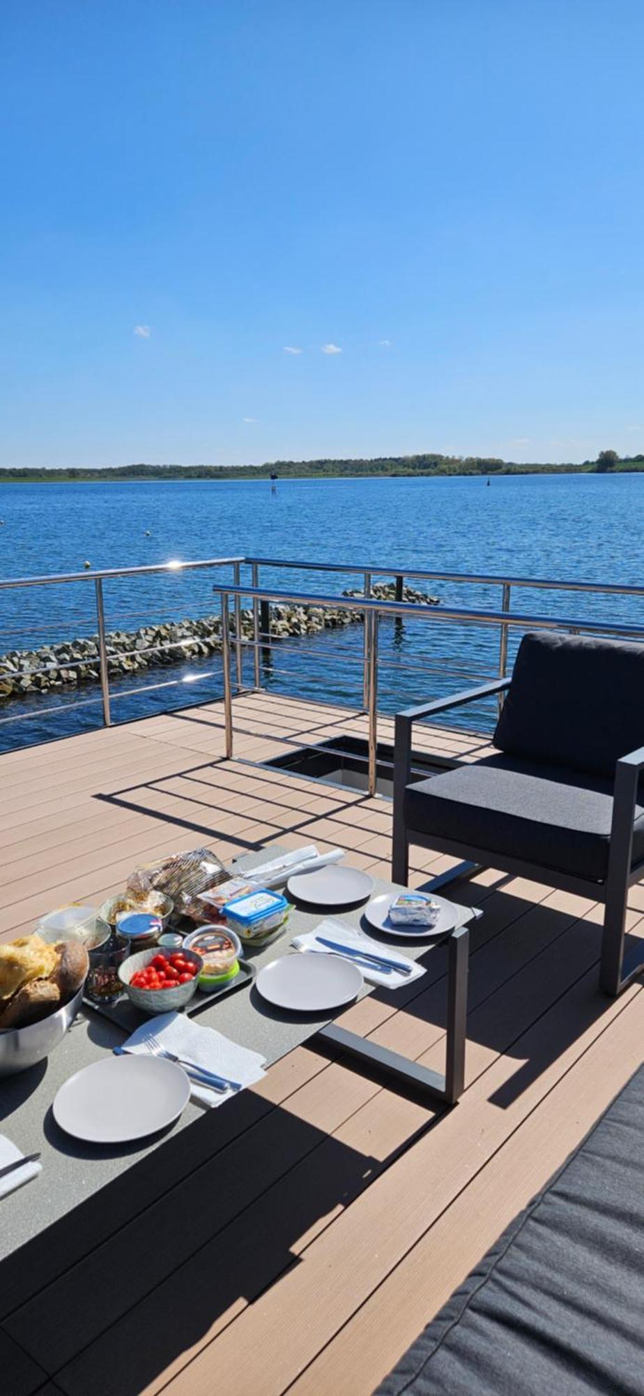 Modernes Festliegendes Hausboot Mit Grosszuegiger Dachterrasse Und Ruderboot Ξενοδοχείο Röbel Εξωτερικό φωτογραφία