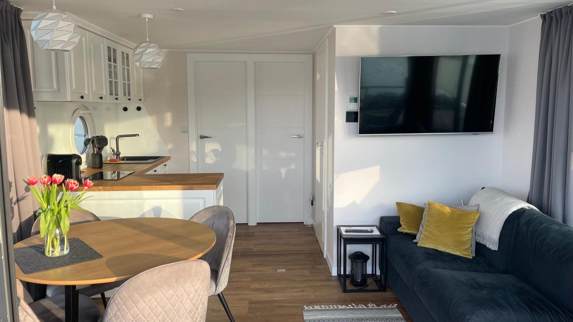 Modernes Festliegendes Hausboot Mit Grosszuegiger Dachterrasse Und Ruderboot Ξενοδοχείο Röbel Εξωτερικό φωτογραφία