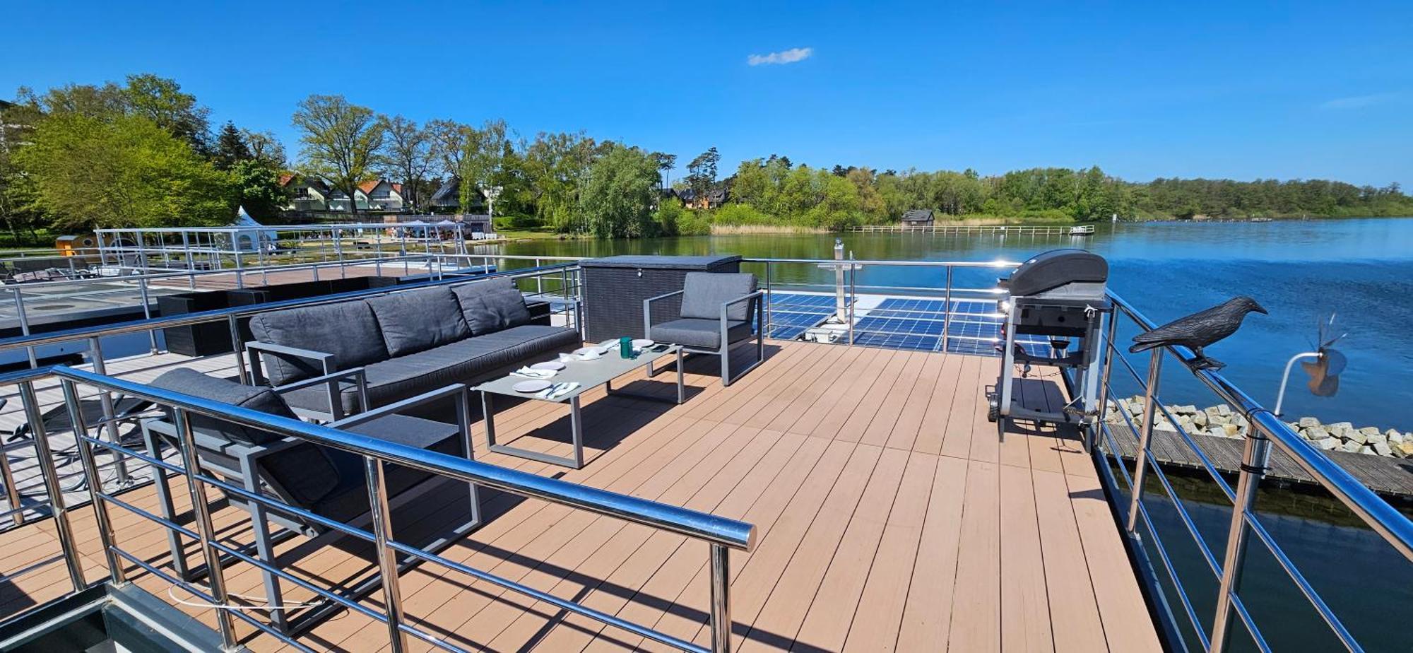 Modernes Festliegendes Hausboot Mit Grosszuegiger Dachterrasse Und Ruderboot Ξενοδοχείο Röbel Εξωτερικό φωτογραφία